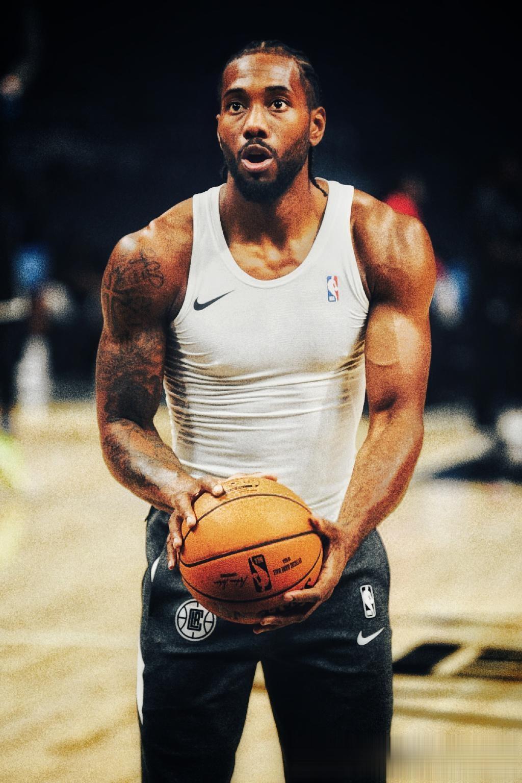 太阳报：森林后卫埃纳在养伤期间和其他球员的女友谈恋爱（太阳报称：森林后卫埃纳伤停期间疑与其他球员的女友相恋）