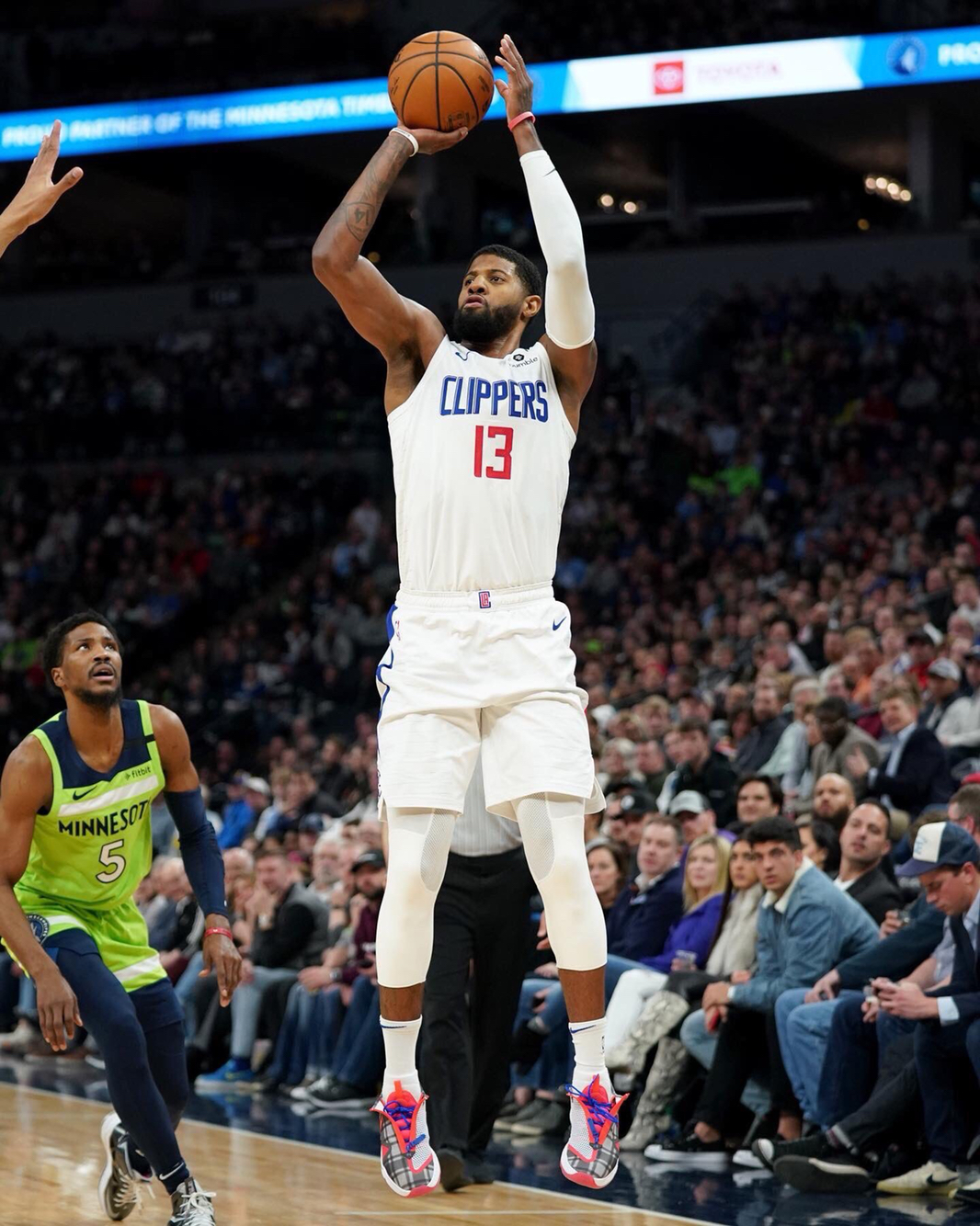 TA：范德芬的速度和力量令人难以置信；西蒙斯表现堪称完美（TA评：范德芬速度与力量惊人，西蒙斯发挥无可挑剔）