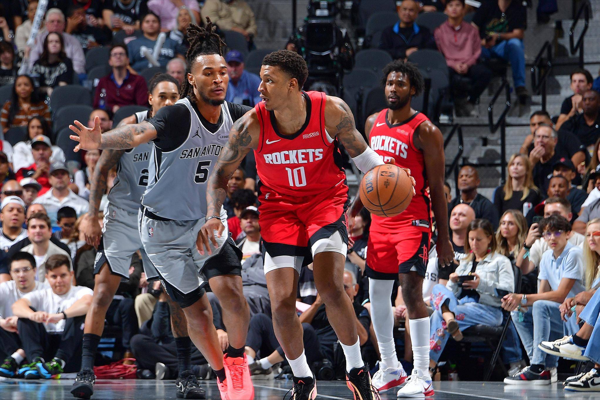 阿莫林：没去想5场不败我想的是2场没赢了；我们离完美还很远（阿莫林：不谈五场不败，只记得近两战未胜；我们离完美还差很远）