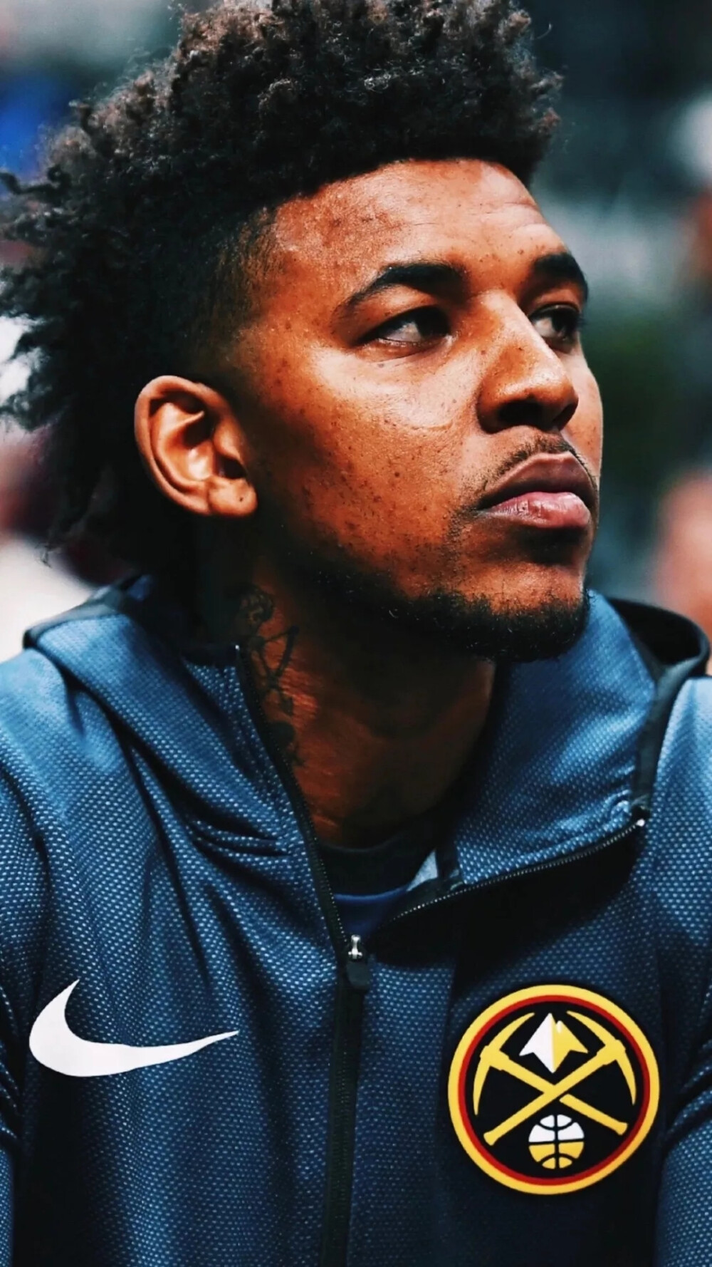 悼念若塔，红军名宿汤普森与毕包主席赛前在KOP看台前献花圈（赛前悼念若塔：红军名宿汤普森携毕包主席在KOP看台前敬献花圈）