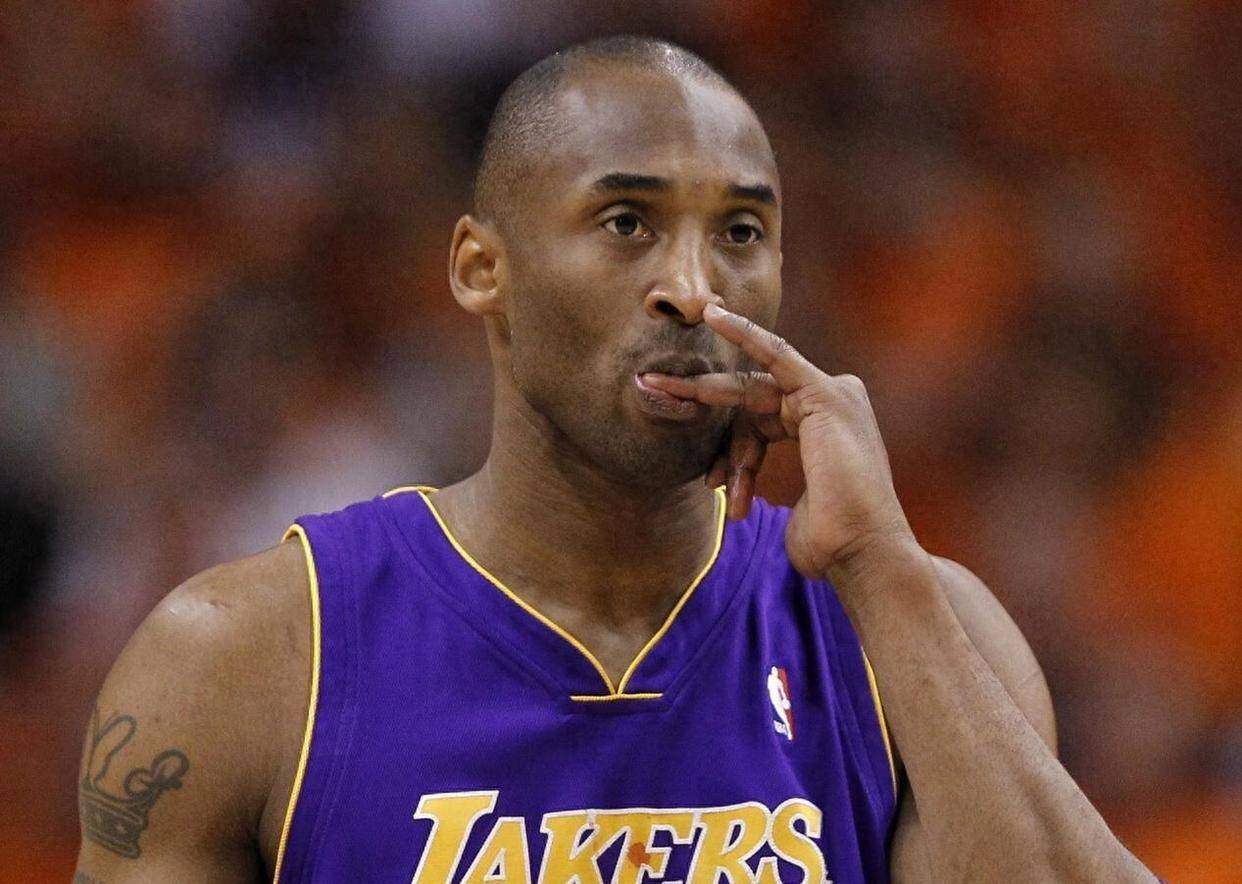 横看成岭侧成峰，乔治娜晒出差照秀出傲人身材（换个角度皆风景，乔治娜晒差旅美照尽显好身材）